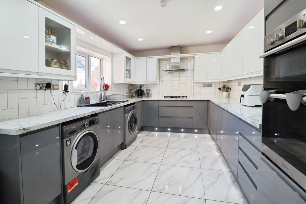 Property photo 3 of 32 Pbox-Img.Jpg