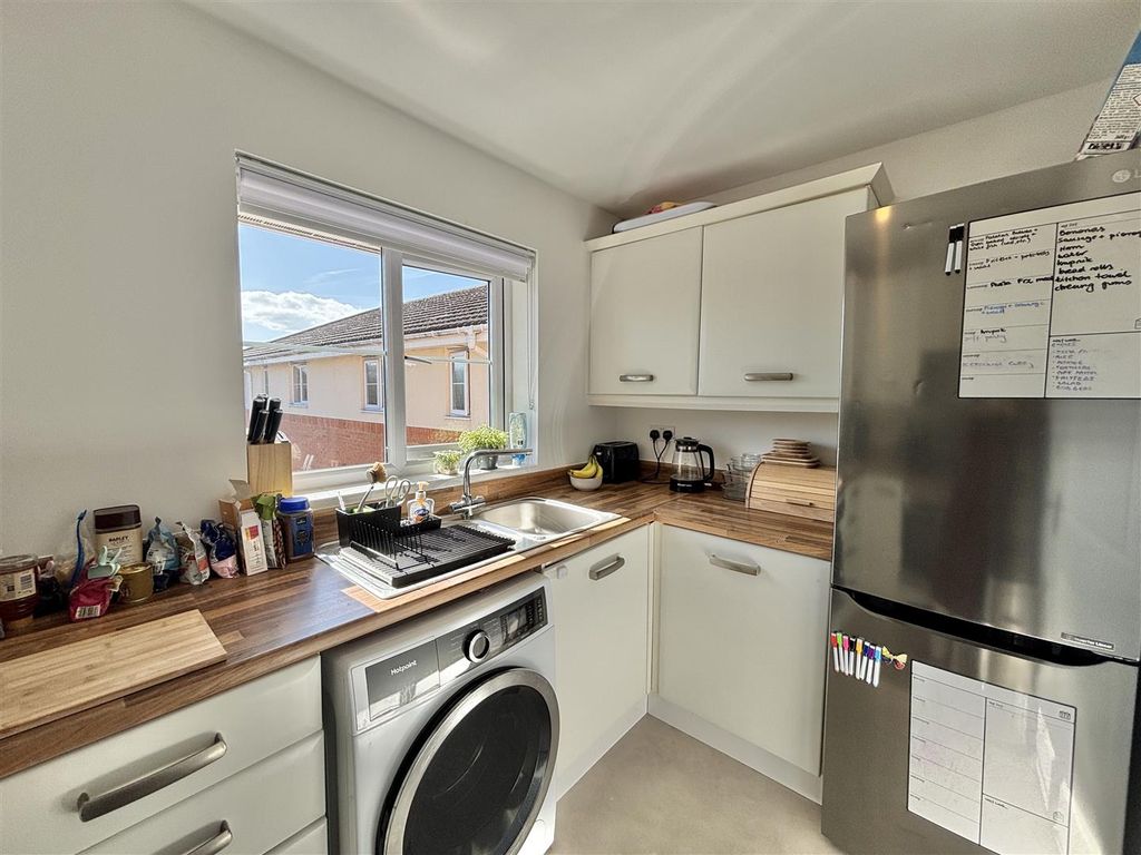 Property photo 3 of 14 Kitchen