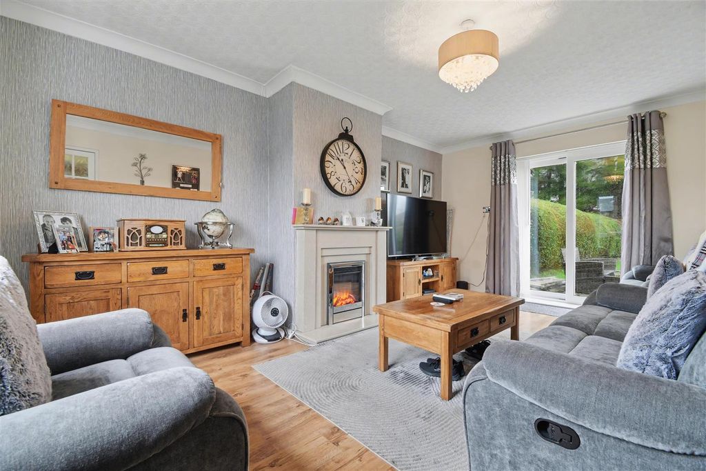 Property photo 2 of 18 Lounge