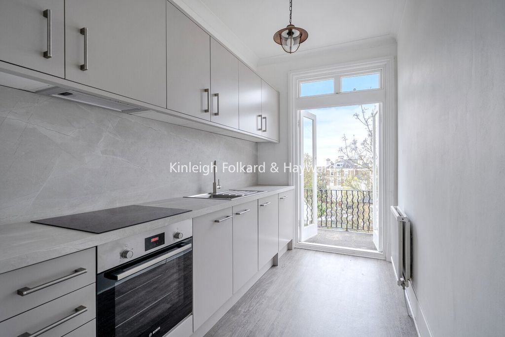 Property photo 2 of 16 Picture No. 12