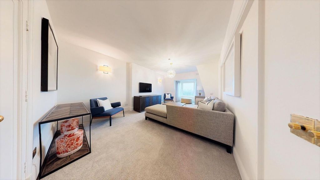 Property photo 3 of 24 Strathmore Ct 4B (13).Jpg