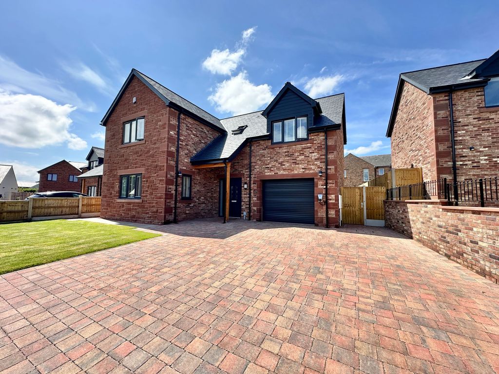 Property photo 1 of 27 Priors Garth