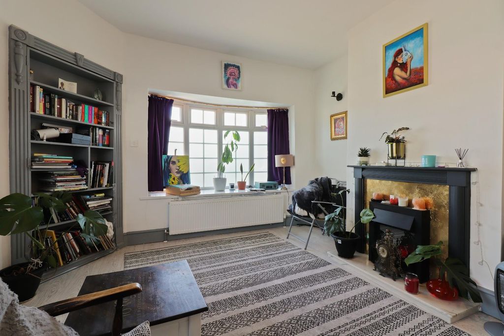 Property photo 3 of 22 Lounge