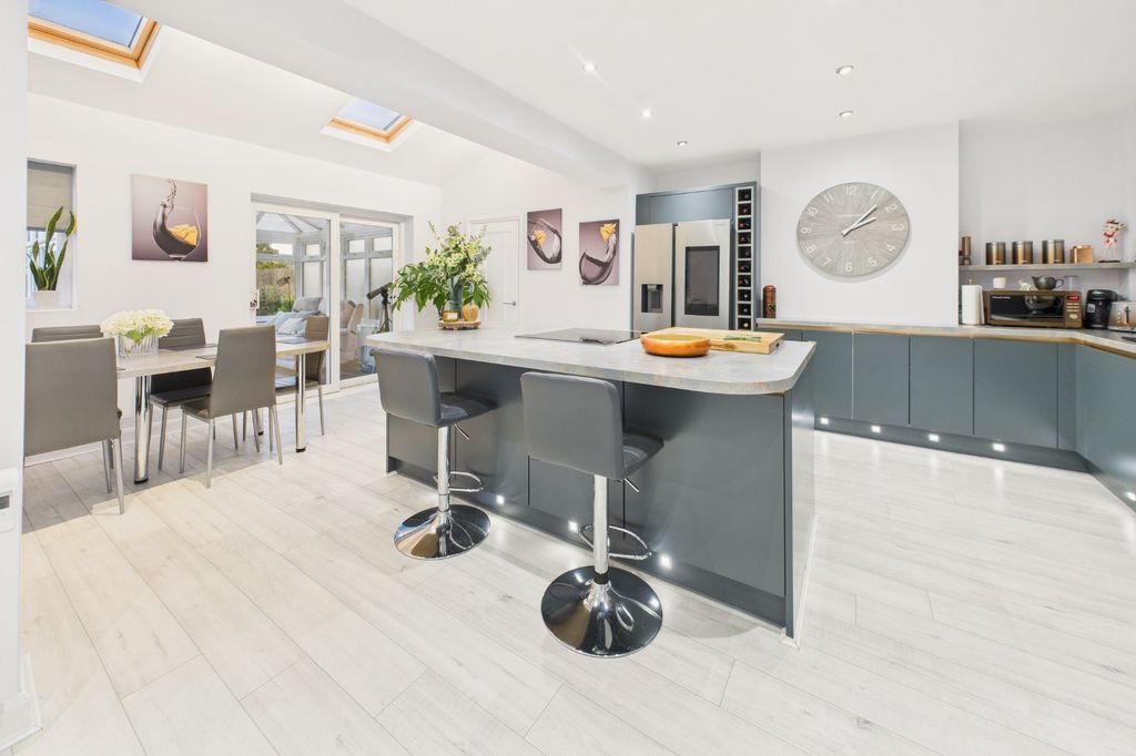 Property photo 2 of 25 Kitchen/Dining Area