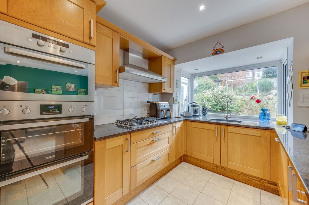 Property photo 2 of 31