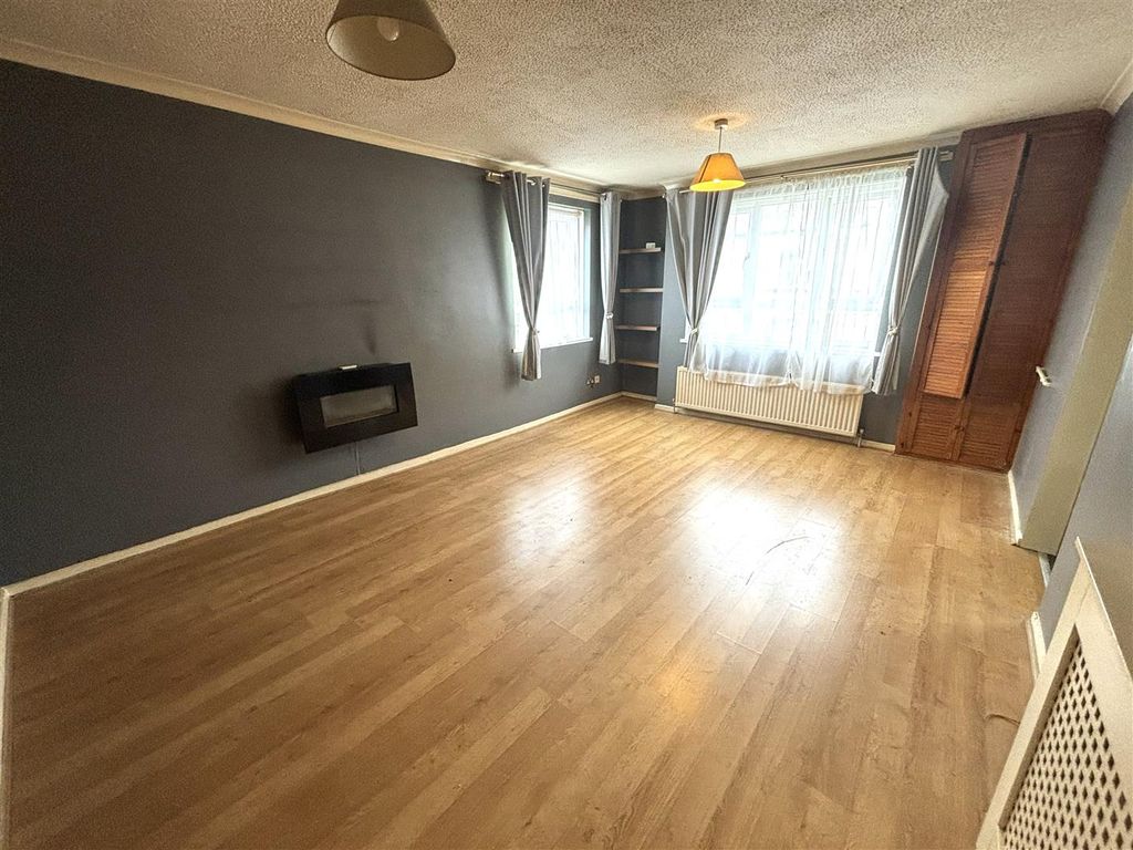 Property photo 3 of 9 Living Room