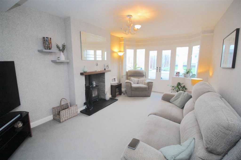 Property photo 2 of 17 Lounge