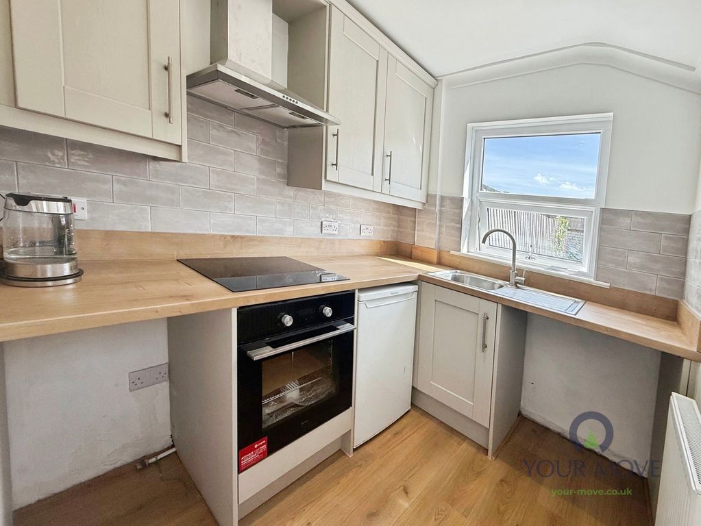 Property photo 3 of 11 Kitchen