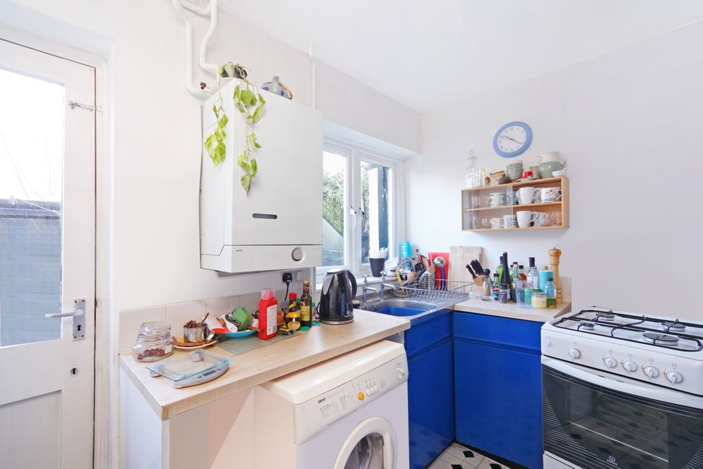 Property photo 3 of 10 Kitchen