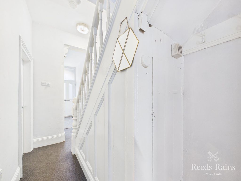 Property photo 2 of 20 Entrance Hall