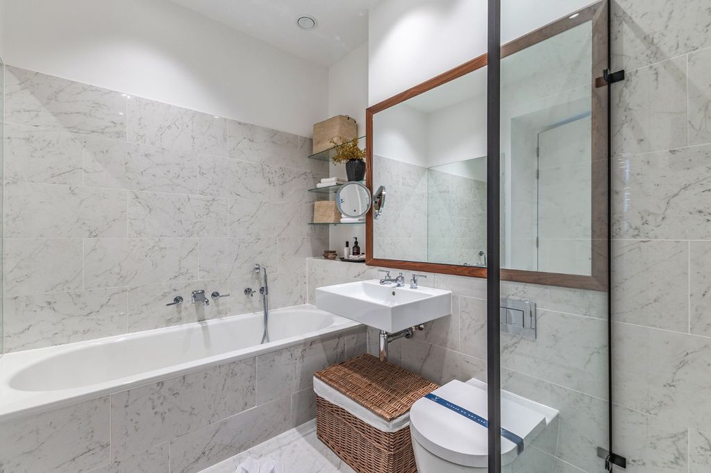 Property photo 3 of 20 Bathroom