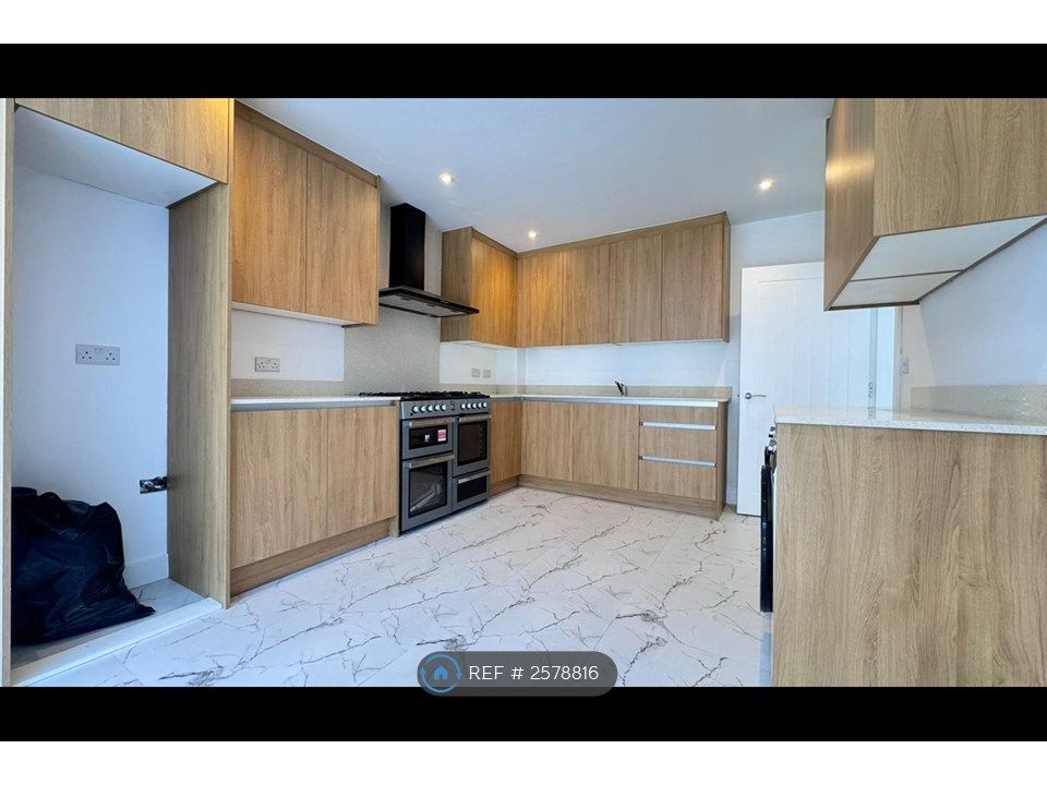 Property photo 2 of 23 Fitted Kitchen