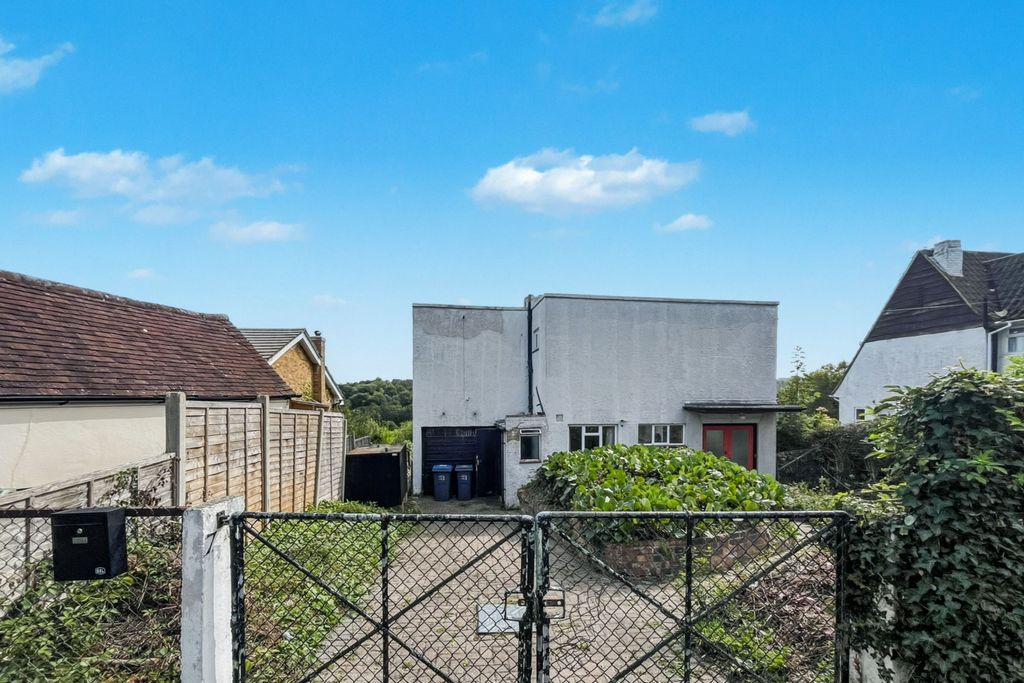 Property photo 2 of 31 79 Riddlesdown Road, Purley, Surrey, Cr8 1Dh