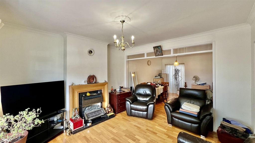 Property photo 3 of 12 Through Lounge