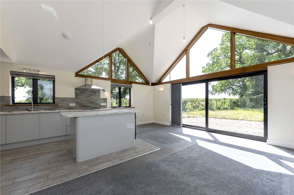 Property photo 2 of 14 Picture No. 11