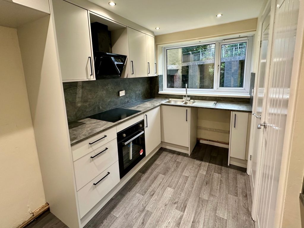 Property photo 2 of 9 Kitchen
