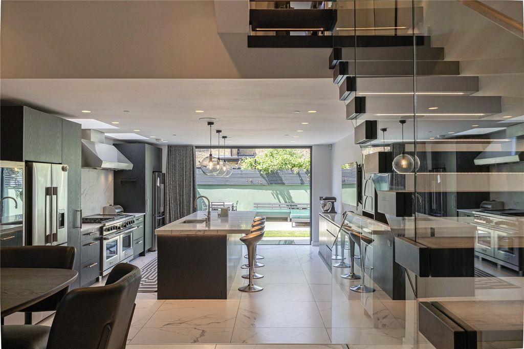 Property photo 2 of 18 Kitchen