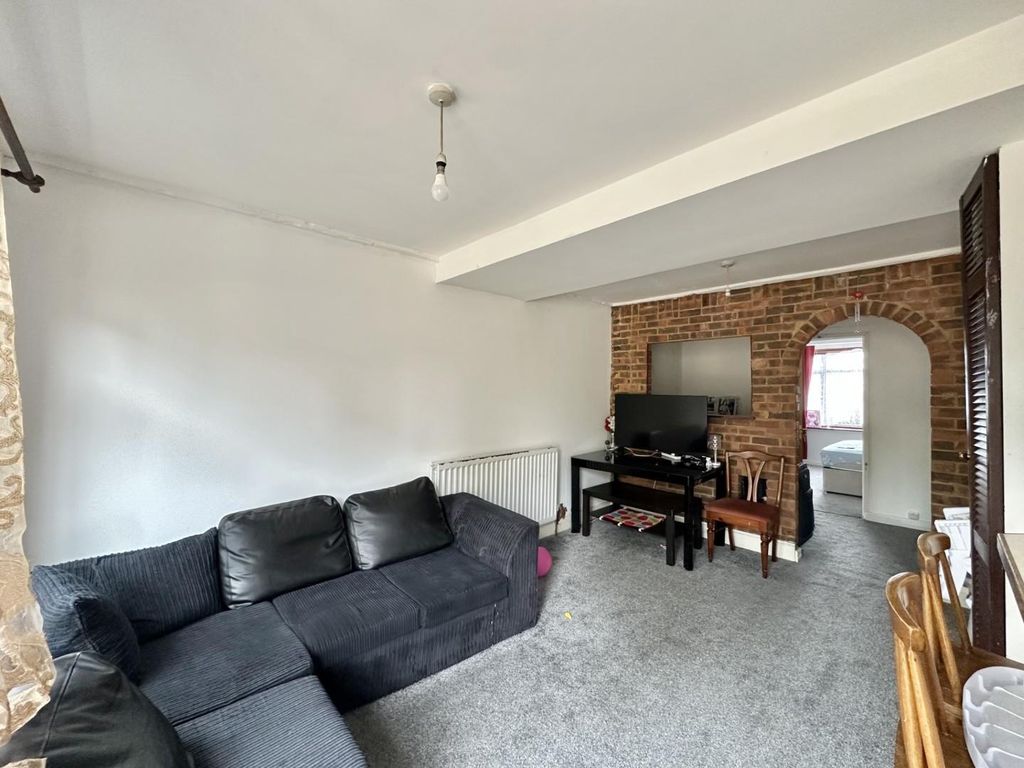Property photo 2 of 15 273947F5-849d-4c97-8A83-2Fc58c85626c.Jpg