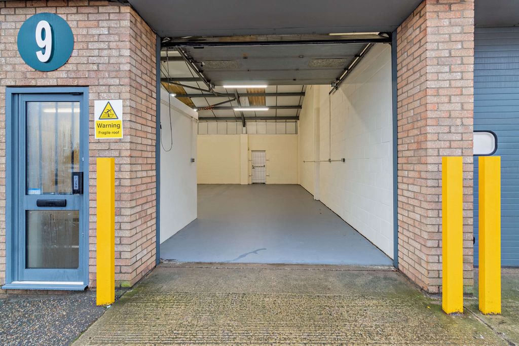 Property photo 3 of 16 8675856-Exterior06-800