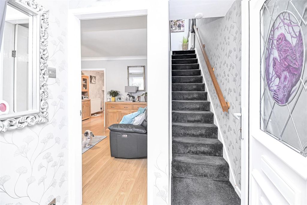 Property photo 2 of 31 11 Midland Close Entrance.Jpg