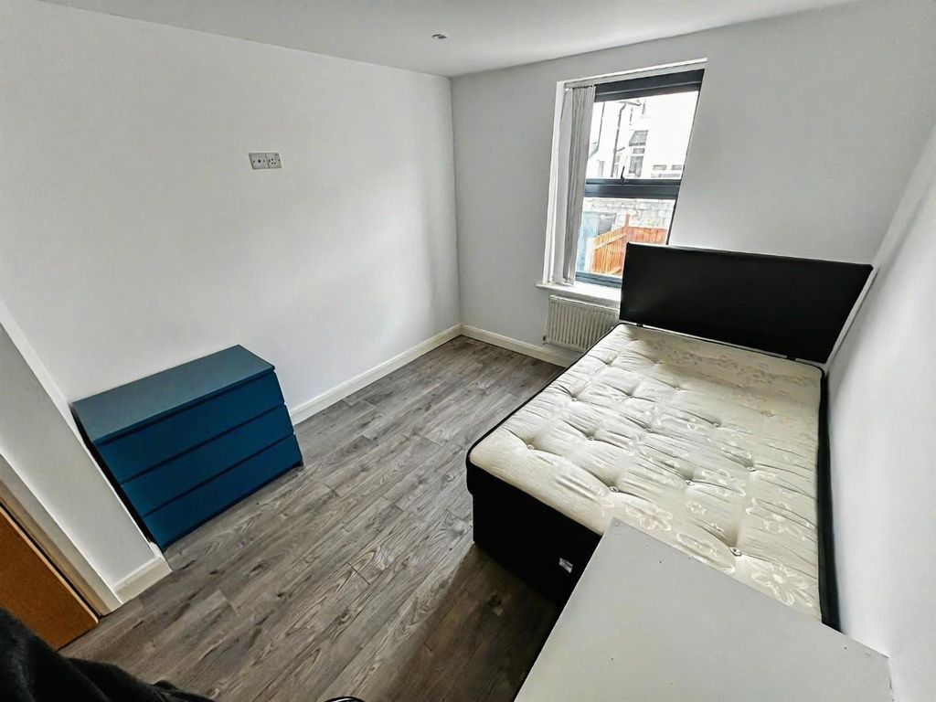 Property photo 3 of 9 Double Bedroom