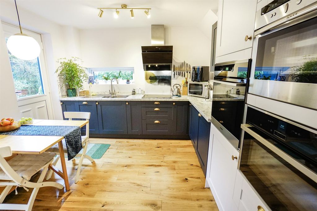 Property photo 2 of 18 Dining Kitchen