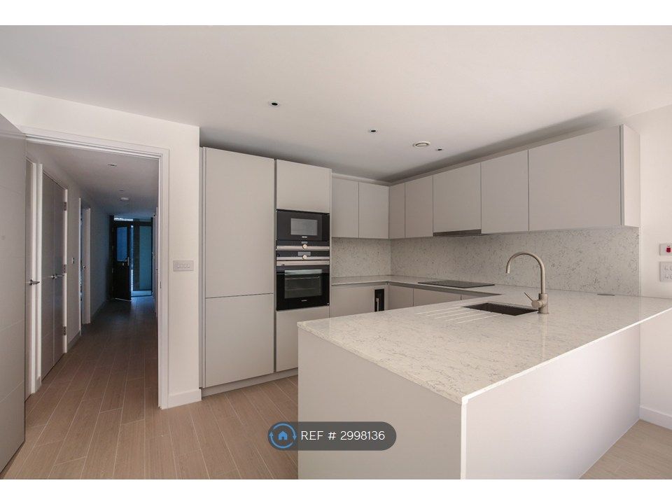 Property photo 3 of 10 Kitchen