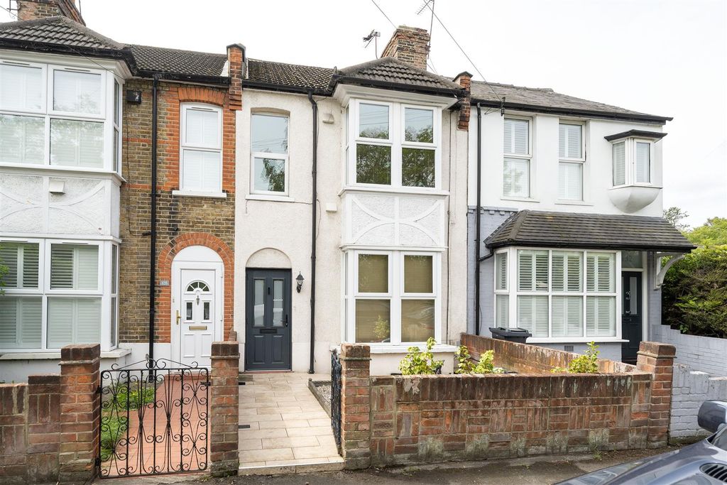 Property photo 1 of 28 Grove Hill, E18