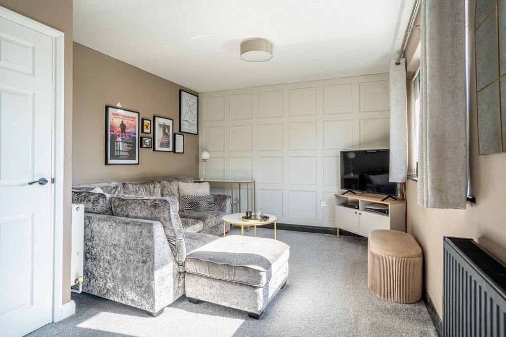 Property photo 2 of 10 Living Roon