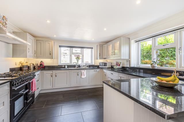 Property photo 3 of 11 Kitchen