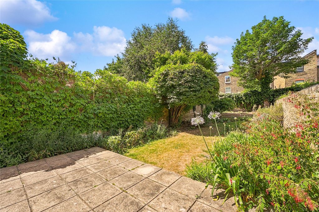 Property photo 2 of 17 Garden
