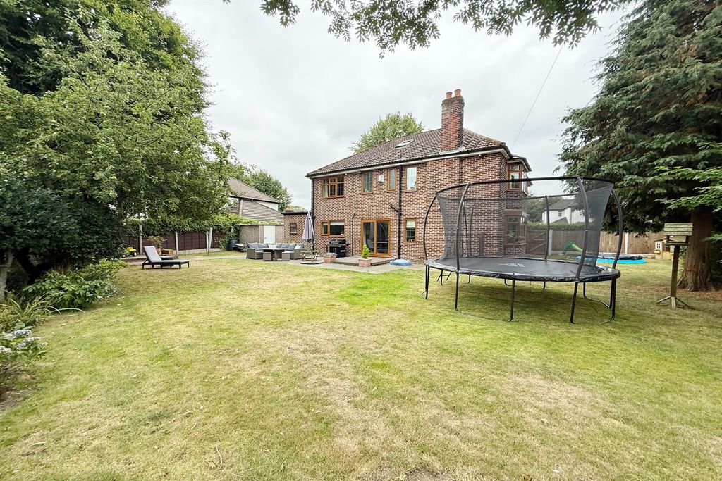 Property photo 2 of 28 Rear Garden