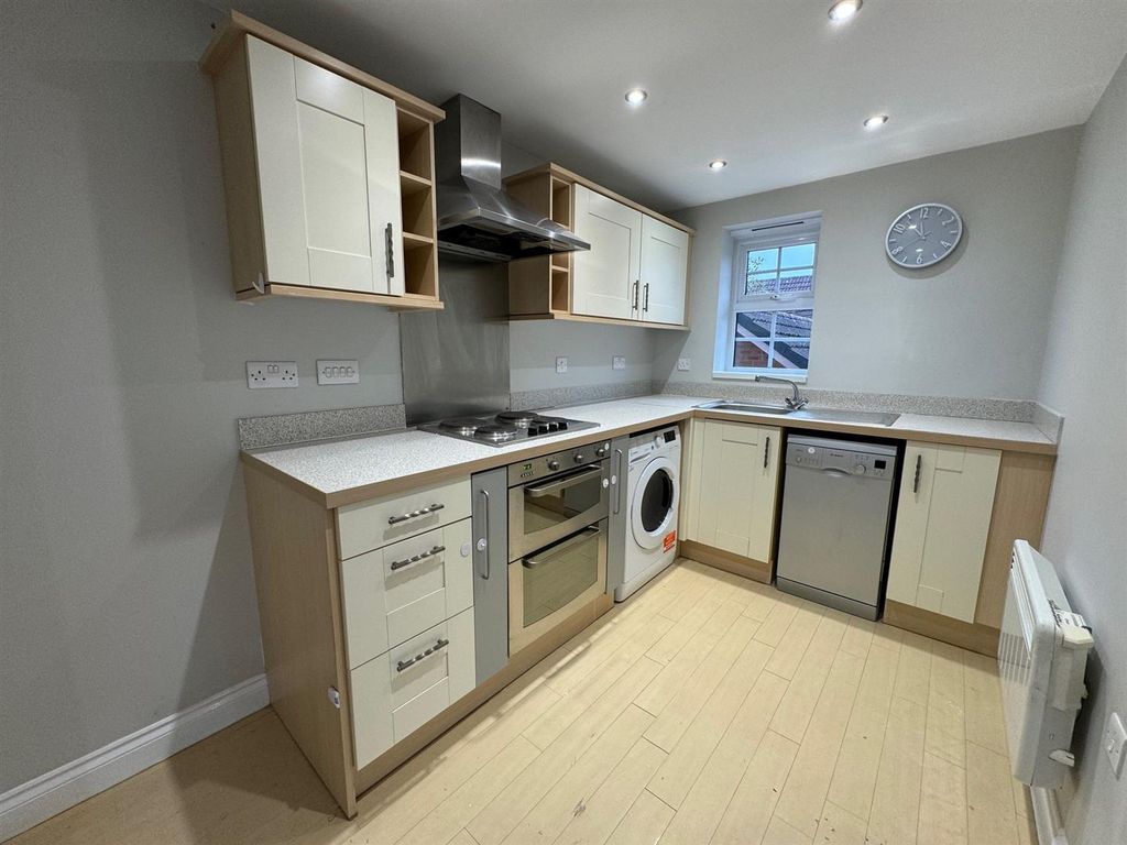 Property photo 3 of 10 Kitchen