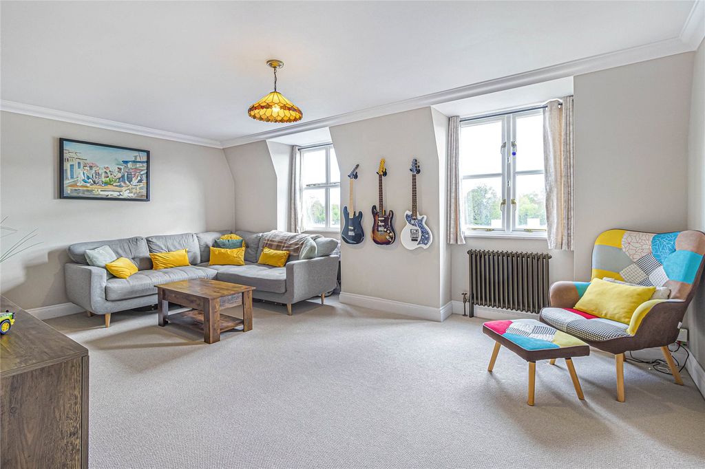 Property photo 2 of 17 Lounge