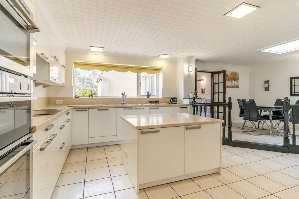 Property photo 3 of 32