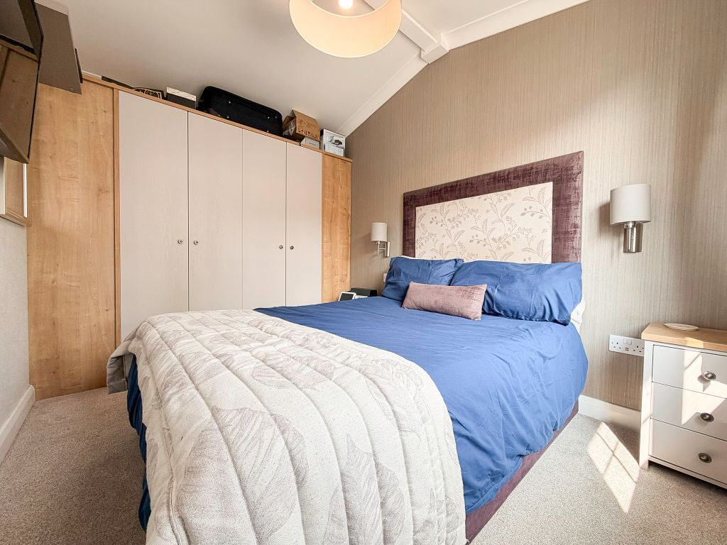 Property photo 3 of 12 Bed 1