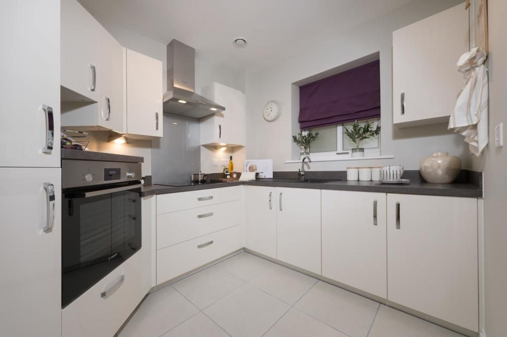 Property photo 3 of 8 Kitchen