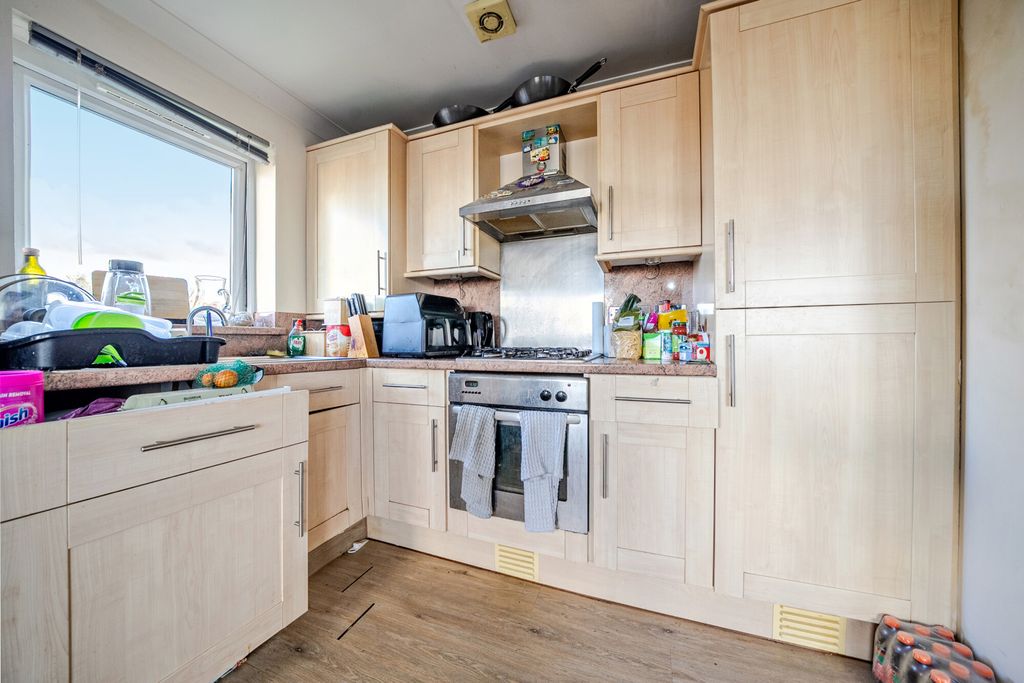 Property photo 3 of 12 1385984-3-69397ce...