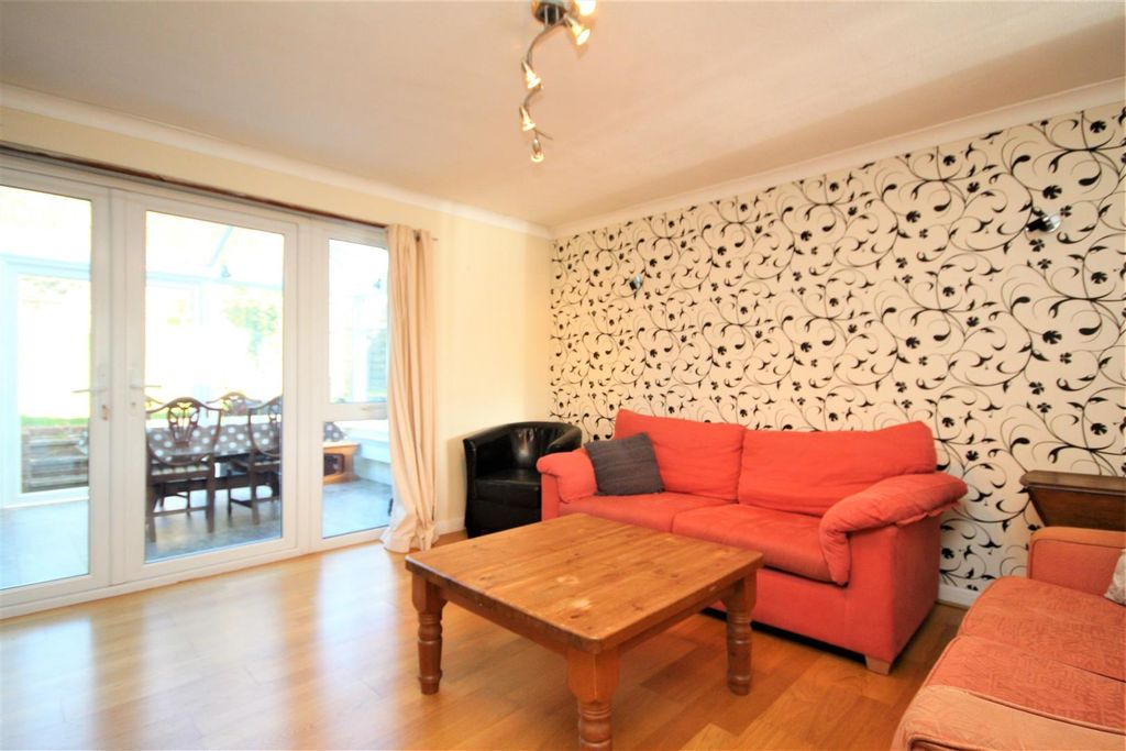 Property photo 3 of 10 Lounge.Jpg