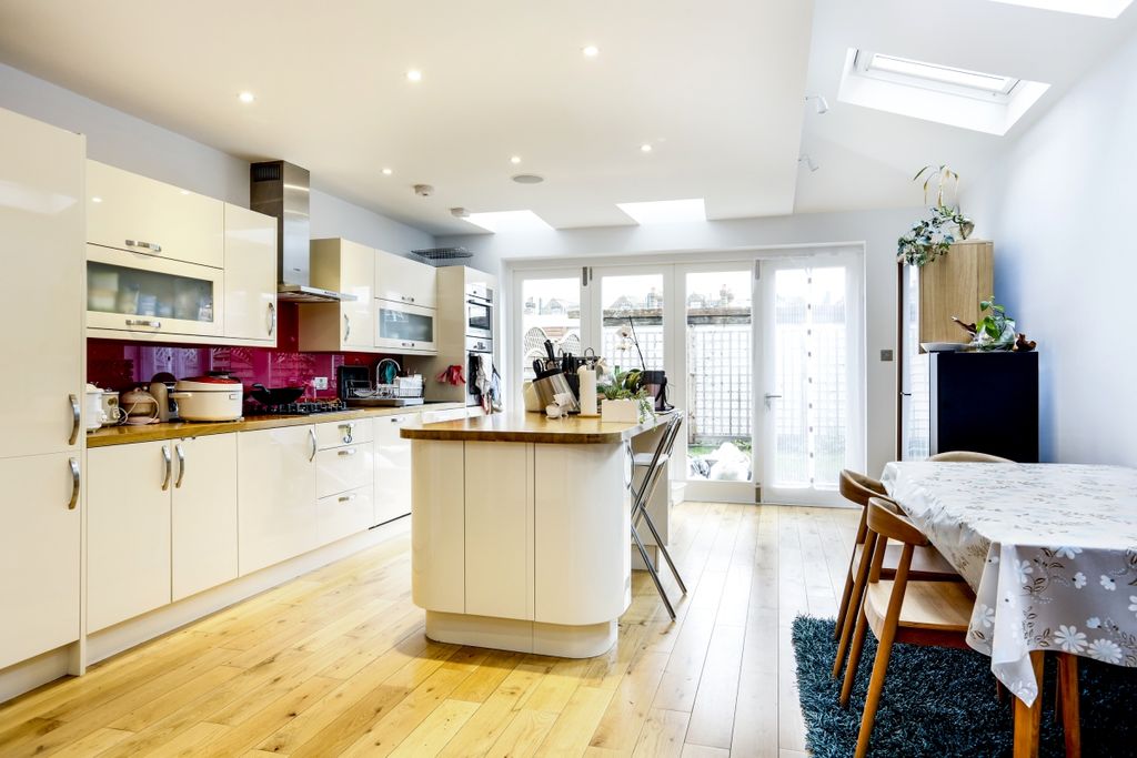 Property photo 2 of 10 Kitchen