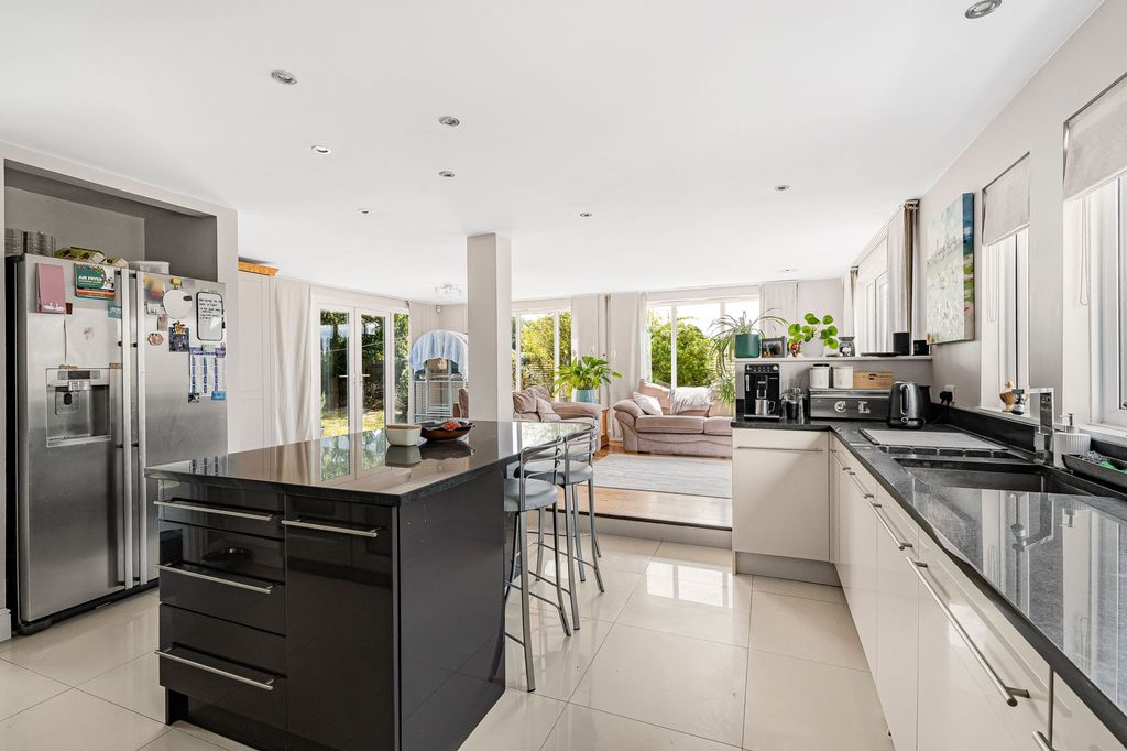 Property photo 3 of 32