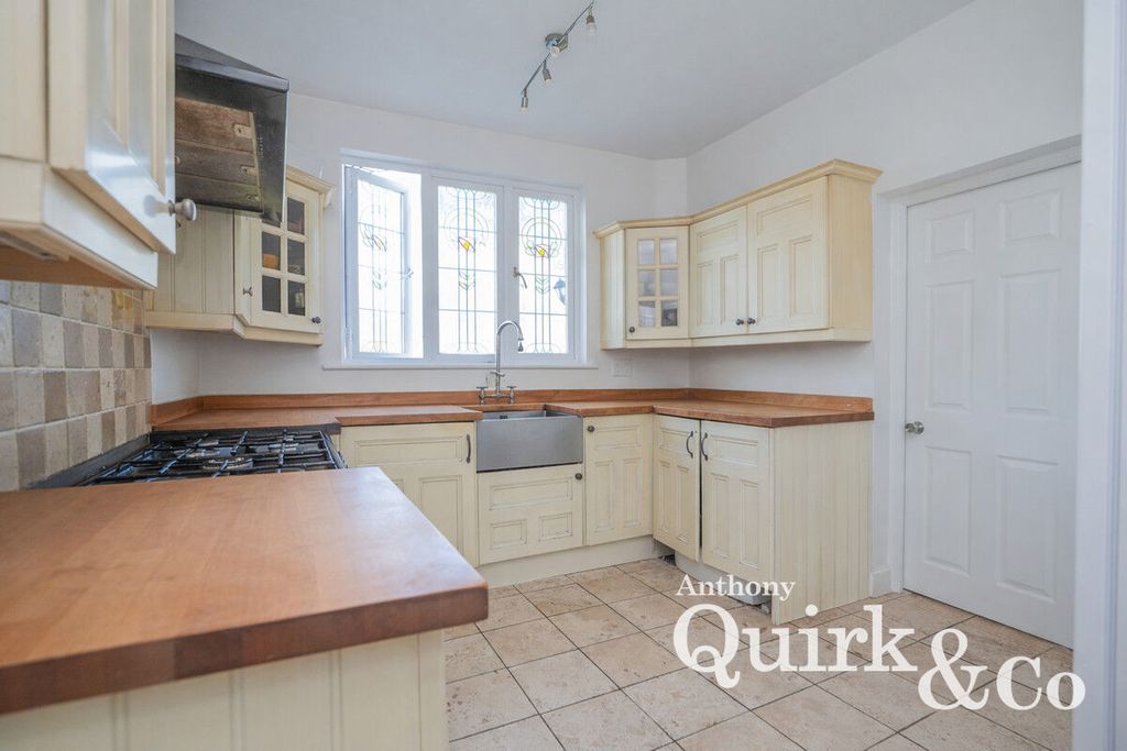 Property photo 2 of 25