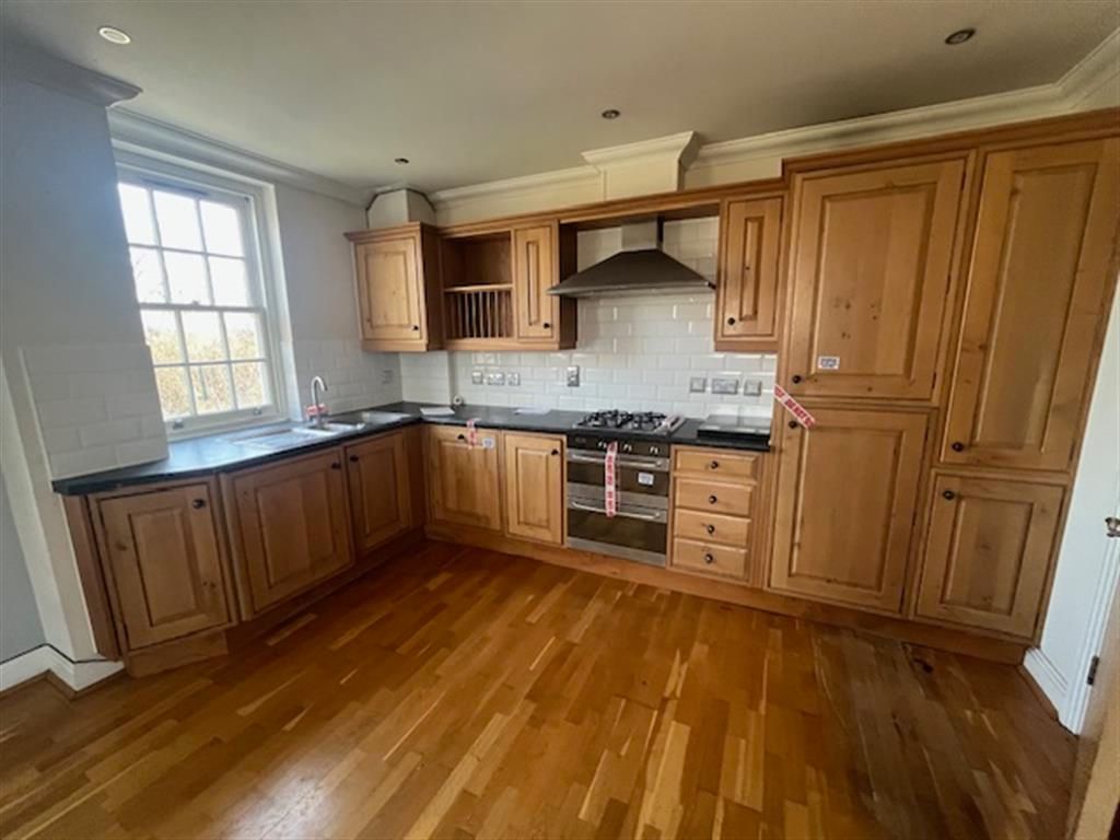 Property photo 3 of 9 Kitchen