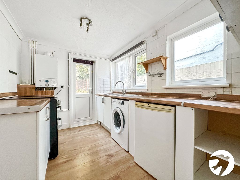 Property photo 3 of 10 Kitchen