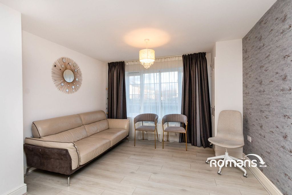 Property photo 3 of 10 Photo