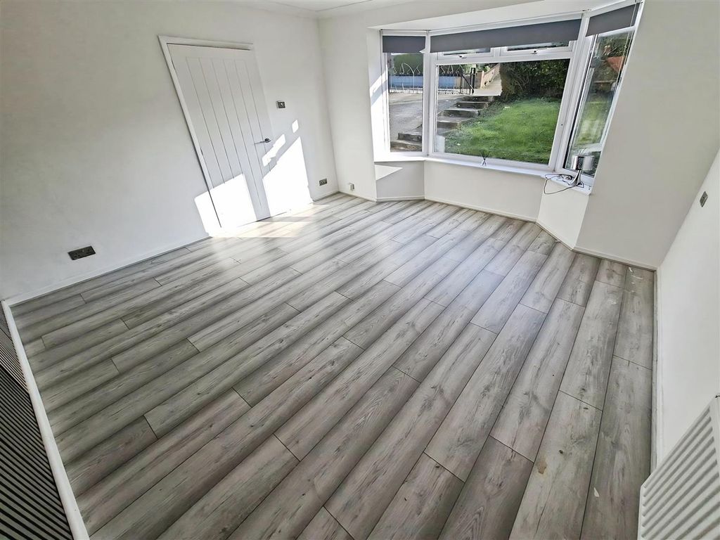 Property photo 3 of 23 Lounge