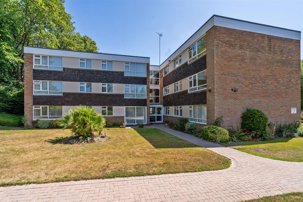 Property photo 1 of 11 5 Albany Gardens_13.Jpg
