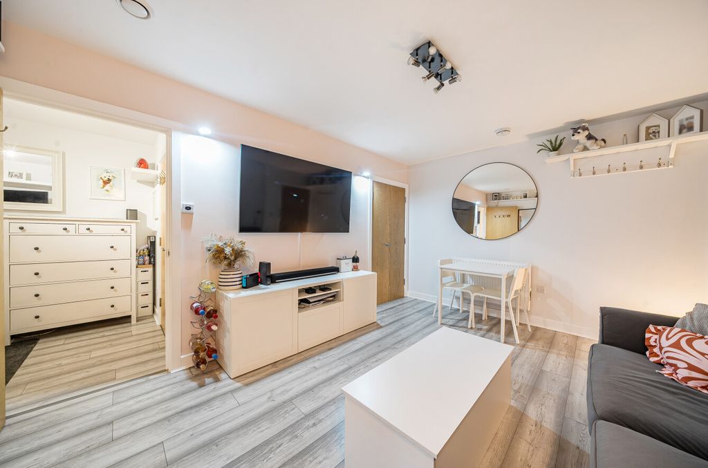 Property photo 2 of 16 1407737-6-6984Bf2...