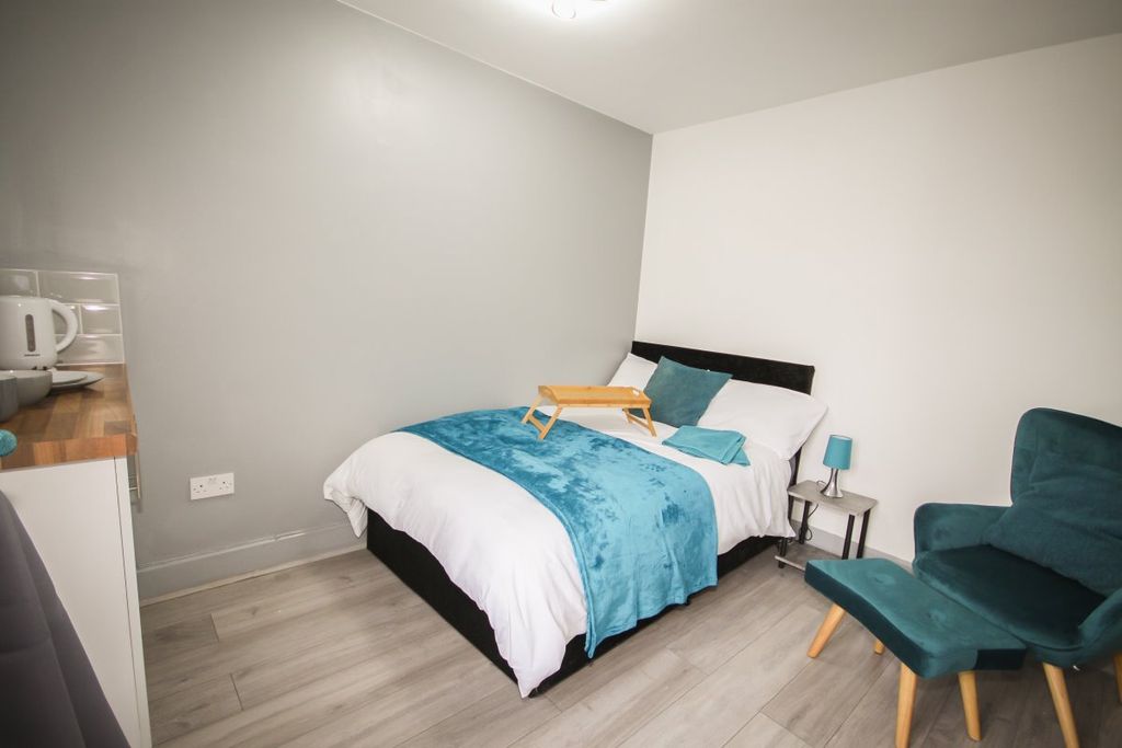 Property photo 1 of 5 Single Room Let With Parking