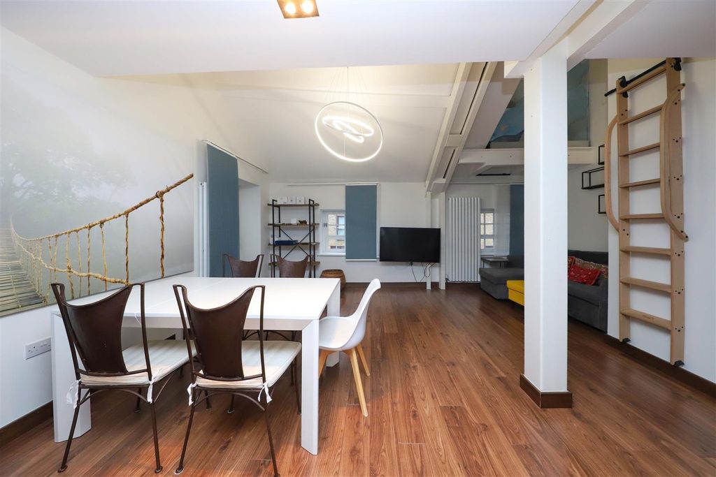 Property photo 3 of 25